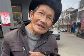 集市人来人往看老人的菜始终没卖出去，直到散集了爷爷还在卖，于是……#关爱老人 #传递温暖视频封面