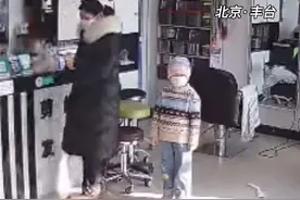 1月24日，北京丰台。妈妈带患白血病女孩理发店剪发，理发师得知要给小女孩剃光头，剪着剪着就哭了。妈妈一直在安慰女孩，小女孩全程没哭。旁边理发大哥关注到这件事后，不忘鼓励小女孩：真漂亮，很棒！理发师得知原因后决定为她们免单，想奉献一份爱心，为她们减轻负担。（ 北京时间1月25日采访）#白血病 #暖心正能量 #监控下的一幕视频封面