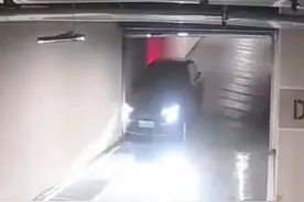 淘气男孩在车库路中间放条杆子，汽车为绕开杆子强行撞墙通过视频封面