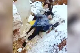 盘点冰雪天失误倒霉瞬间#搞笑视频 #雪天摔跤那点事视频封面
