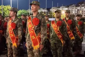 威海“豪华”送兵亲友团，一人参军 全家骄傲！（记者：张帆 冯兵 鞠成芳）#不负韶华#参军入伍#新兵#参军光荣保家卫国#报效祖国视频封面