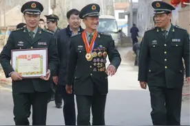 也许我们仅看到张金涛表面的诸多荣誉，却不知荣誉背后凝聚着他无尽的努力与艰辛，他的拼搏精神值得我们永远敬仰和铭记。#一等功 #河南dou知道 #张金涛 #河南好兵 #致敬英雄视频封面