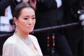 58岁巩俐战戛纳 #巩俐 58岁这个身材管理太好了，后背一级薄，这个唇色是被她焊死了吗？#戛纳电影节视频封面