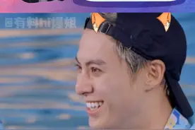 头发掉色全染脸上了，玩到最后脸都黑了哈哈哈哈#你好星期六 #王鹤棣 #搞笑视频封面