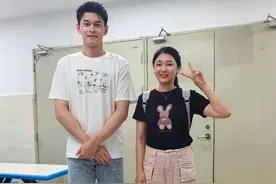 我在云南蒙自见到孙杨本人啦！孙杨其实不上相，本人超级帅，比电视上帅太多，皮肤很白，五官立体，198身高，腿长手长，身材又好，性格很开朗，啊啊啊啊有幸和他合影🤗视频封面