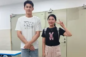 我在云南蒙自见到孙杨本人啦！孙杨其实不上相，本人超级帅，比电视上帅太多，皮肤很白，五官立体，198身高，腿长手长，身材又好，性格很开朗，啊啊啊啊有幸和他合影🤗视频封面
