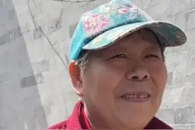 北京胡同遇爽快大妈，直言北京人买不起房，2万8一平米掏不出来 北京胡同遇爽快大妈，直言北京人买不起房，2万8一平米掏不出来，儿子现在也挤在一起#老北京 #北京胡同 #腾退视频封面