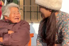孙女暗示奶奶，奶奶却这样回应孙女，看来日日盯的鸡是没有盼头了，只能吃点红烧肉解解馋。#我的乡村美食 #河南农人的冬日生活