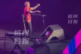 “黄老板”Ed Sheeran杭州演唱会，现场手把手教你怎么做《Shape of You》伴奏，大家学会了吗？#杭州 #黄老板视频封面