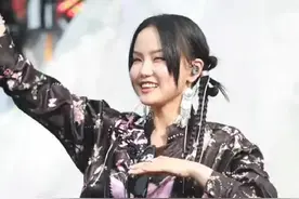 黄龄《免我蹉跎苦》舞台直拍来啦！！被这首歌疯狂洗脑 脑子里也都是大家的手势舞😆#黄龄 #抖音城市生活节视频封面