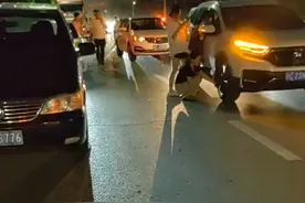 怪不得刚才路过交警拦着我，不让我往过去开了，给我绕道而行，原来是过去的车都在挖呀挖，谁在路上丢的玻璃渣子！#虢镇河堤路 #这场面难得一见 #宝鸡 #虢镇 #宝鸡uu代驾小哥随拍视频封面