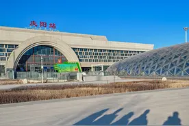西安→庆阳高铁🚄只需一小时左右 庆阳的天空是真的蓝 这次吃了黄米焖饭燕麦揉揉暖锅爆辣湘菜环县羊肉 逛了天禾早市和博物馆 还有什么推荐吃的玩的 欢迎庆阳土著在评论区留言~ #抖音美食推荐官 #庆阳美食 #本地人爱吃的店 #旅行推荐官 #艾特你的饭搭子请你吃视频封面