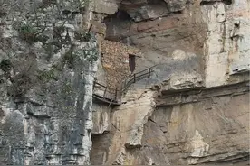 古蔺深山绝壁处，无人机拍到崖壁洞穴人家，无路可上，当初何人在此居住，又是怎么上去的？至今都是一个谜团#旅行大玩家 #四川dou知道 #古蔺视频封面