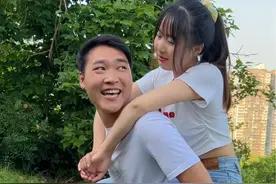 相亲对象第二次见面去爬山，女生穿高跟鞋不方便走路，男生背着女生一路爬到山顶！这到底是看上了还是没看上？#相亲对象 #相亲对象能有多奇葩 #万万没想到 #这操作都看傻了