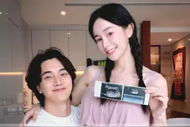 我们要做爸爸妈妈啦！在相爱的第五年我们终于迎来了爱的结晶💕 #一个身体两个心跳 #张檬 #张檬小五孕期日记 #怀孕 #回忆杀视频封面