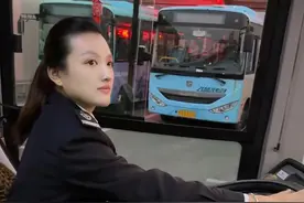 公交司机又出来冒泡喽！倒车入库动作要帅，方向盘打得要快，稳，准，狠！一把入库！#倒车入库#公交车视频封面