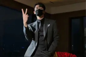 员工都下班了  我却还在办公室排练年会舞蹈#lasong永不过时 #郑智薰rain #西装控视频封面