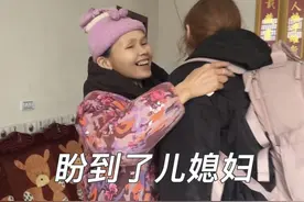 妈妈见到外国儿媳妇笑的合不拢嘴｜36岁160的江西小伙新婚媳妇为了长期居住中国，出国办签证用了23天终于完成回国#外国媳妇 #中外家庭 #脱单视频封面