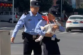 两个90后民警执勤，临时帮宝妈带娃，暖暖的！#暖心视频封面