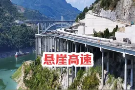 悬崖上密密麻麻的桥墩上已经铺上路面，佩服建设者们的付出，感叹山区修路的不易，高兴离通车又近了一步！#奉建高速 #安来高速 #基建狂魔 #奉节 #悬崖高速视频封面