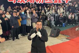 刘皮特老师不光歌唱的好听，还非常平易近人没有明星架子，刘皮特摘下手套与现场粉丝握手，欢迎大家到现场与刘皮特老师互动#刘皮特 #刘皮特现场 #搀扶 #记录精彩瞬间 @刘皮特🎤视频封面