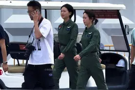“超级飒！来自海军航空大学的00后舰载机女飞行学员” #韩梦 #王梦迪 #又美又飒的小姐姐 #2024珠海航展视频封面