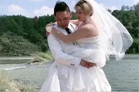看着曾经的婚纱照，那时的我们笑得灿烂，以为幸福会一直延续。可现在，只剩下被分开的苦涩在心底蔓延，原来，相爱容易相守难。 #719感恩有你  #左飞夫妇视频封面