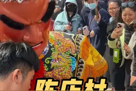 正月初七 长乐区陈店村 福州非遗民俗文化特色民风民俗抢宴 也是神将吃宴的一种仪式，盘箩内的橘子代表吉祥如意 红色的鸭蛋 代表太平 神将会陆续争夺盘箩内的橘子跟太平蛋，认为这样村民可以沾染福气跟好运！反映了百姓对吉祥寓意的追求和对特定仪式的重视！#福建游神 #游神咚咚咚bgm #民俗抢宴 #民俗文化 #让各地非遗火起来视频封面