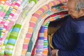 听闻家中被子被扔大爷从病床上惊坐而起被子里竟有15万元人民币 听闻家中被子被扔大爷从病床上惊坐而起被子里竟有15万元人民币#大爷#藏钱视频封面