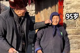 这才是幸福该有的样子！ 95岁的奶奶👵和91岁的爷爷静静地坐在大门口晒太阳，他们没有奢华的住所，没有华丽的衣裳，却长厢厮守了一辈子！爷爷帮奶奶撩头巾的那一刻仿佛定格成了永恒的美好！#农村生活#乡村生活#乡愁记忆#温馨的画面#幸福该有的样子@行者李.视频封面