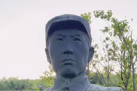 他是百战百胜的抗日英雄，为抗日战争英勇奋战，不畏艰险的战斗精神和无私的奉献精神，值得人们传扬！#缅怀先烈#致敬英雄#抗日战争视频封面