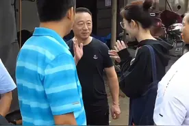 女孩叫郑菘芳，是一名被35名战友养大的遗孤，女孩18岁考上大学前往学校报道时，35名兵爸爸组团报道来送女儿，网友：一朝战友，一生兄弟！#感人一幕 #一个女孩有35个老兵爸爸 #战友情 #发视频记录生活 #忘情忘你忘最初视频封面