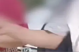 当事人：旅游客车欲经过村道到海滩赶海，被红衣女子把车拦在村道上，随后说外地车需交过路费500元。#你怎么看视频封面