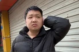 结婚12年，摆摊老公掏出全部存款给媳妇买金镯子，媳妇感动了视频封面