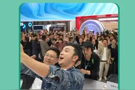 激动的心颤抖的手，鸿蒙5快让我玩个够！#鸿蒙5大有不同 #小艺给小尼情绪价值拉满了 #尼格买提隔空传送百人合照 #余承东带小尼玩转鸿蒙5视频封面