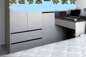 衣柜书桌一体设计，小卧室也能拥有大空间！ 一张书桌可以办公学习，也可以当做梳妆台或者床头柜，太实用了！#跟着抖音学装修#衣柜书桌一体 #装修避坑 #全屋定制 #意白美学郑州 @抖音短视频视频封面