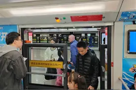 2号线陆家嘴站屏蔽门故障#上海地铁2号线 #上海地铁2号线西瓜视频封面