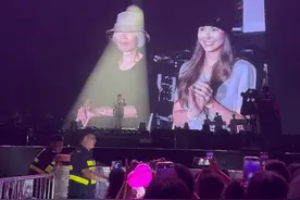 #周杰伦演唱会为妈妈庆生 周杰伦“嘉年华”深圳站第四场的惊喜就是！周妈妈叶惠美和昆凌的到场，杰伦在演唱会为母亲庆生，还特别唱了那首我们从小到大都在听的《听妈妈的话》，场面也太温馨了！#周杰伦视频封面