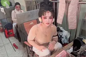 #热门 #娇娇 看娇娇的衣服湿成啥样，再看看脸上的汗就知道这天有多热了，戏曲演员真的不容易啊#戏曲 #谁说戏曲不抖音 #演出现场视频视频封面