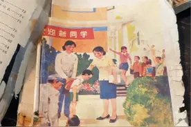 八九十年代的语文书，纸张虽不精美，但每一篇课文、每一幅插画，都承载着我们无忧无虑的童年。#一代人的回忆 #课本里的旧时光视频封面