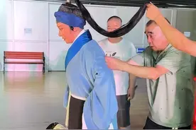 #侯宇 京剧《目连救母》极限换装，4个扮相3次赶装，演出后台争分夺秒，多人快速配合@DOU+小助手 @DOU+上热门  #演出后台 #台上台下 #京剧人侯宇 #青年戏曲传播者视频封面