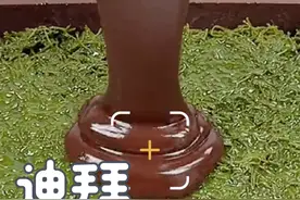 最近看到好多人都在吃迪拜巧克力，但是国内几乎买不到视频封面
