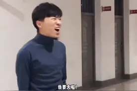 “天舒下士真的要火了，在解说台上唱只因你太美哈哈哈！”视频封面