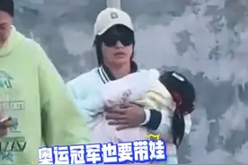 时隔六年，全红婵终于回家过年啦，立马开启“带娃模式”，和家人一起大包小包提着礼物来外婆家探亲，外婆开心骑车来到村口迎接视频封面