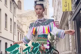 法国街头，穿侗族服饰弹爱我中华！民族的，世界的 ！#有亿种骄傲叫我爱你中国 #音乐就要这么玩 #奏响我的中国旋律 #民族的就是世界的视频封面