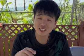 你吃过可以直接嚼着吃的蜂蜜吗？ #蜂巢蜜嚼着吃 #我在乡村做美食视频封面