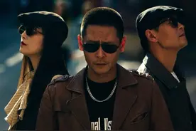 三个人拍合照怎么构图照片更高级 谁说我没头发？ 今天不戴帽子教你三人合照怎么拍出氛围感！ #手机摄影 #拍照技巧 #合照 #拍出电影感 #氛围感视频封面