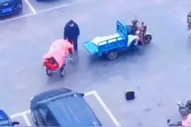 这是一位独生儿子的母亲出院视频，没有兄弟姐妹帮忙，独自一人忙里忙外带着母亲出院。不知您看了有何感想？ 试问现在的年轻人，有很多选择丁克，也有很多选择只生一个，你们到底是怎么想的？往大了说，国家老龄化严重需要多生孩子，往小了说，一个家庭多生几个孩子，给孩子们留下几个最亲近的人，当父母需要的时候，都能搭把手，即是到父母不在的时候，他们也能相互有个照应，年轻人们，千万别说你压力大，养不起，或者是贪图享乐不想要孩子，等你们老了就后悔莫及了………视频封面