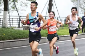 重庆长嘉汇半程马拉松女子冠军丁常琴，夫妻齐心其利断金！#重庆长嘉汇半程马拉松#跑场马拉松爱上一座城 #中国马拉松视频封面
