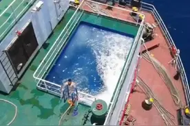 远洋船在出海之前，海员们会在码头上做伙食和淡水的补给。因为远洋船有时会跑环球不定线，船舶有时会两个多月不会靠港，船舶航行时，是补给不了伙食的。#内容启发搜索 #海员生活视频封面